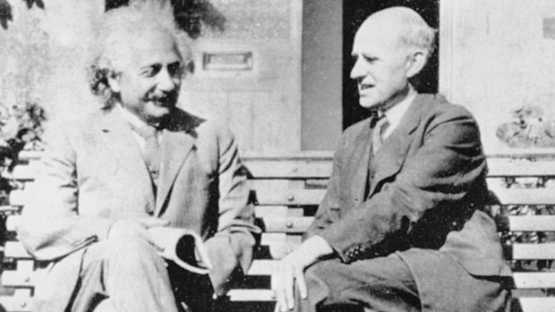 Þjóðverjinn Albert Einstein (vinstri) og Bretinn Arthur Eddington (hægri) hittast eftir fyrri heimsstyrjöldina til að ræða tilraunina sem að Eddington framkvæmdi sem að staðfesti almennu afsæðiskenninguna. Síðan þá hafa fjölmargar tilraunir verið gerðar til að staðfesta almennu afstæðiskenninguna.