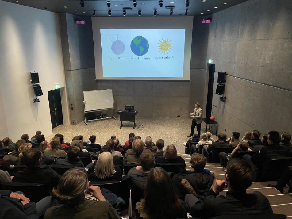 Ég hélt páskafyrirlestur um Svarthol fyrir almenning í Veröld í apríl 2024. Setið var í hverju sæti fyrirlestrasalsins (ca. 100 sæti) og létu sumir sér það nægja að standa.